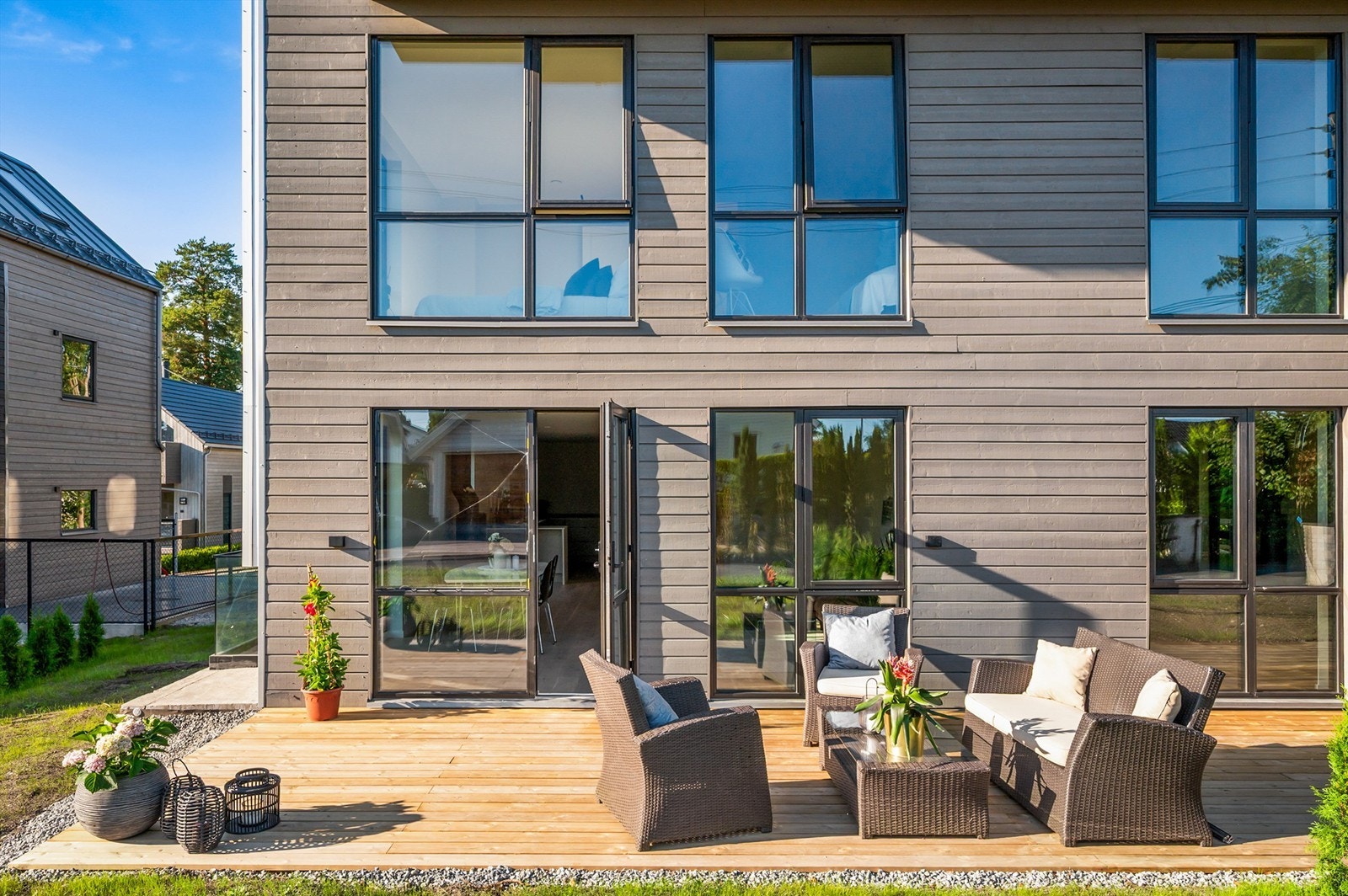 Solrik markterrasse. Galleribilde