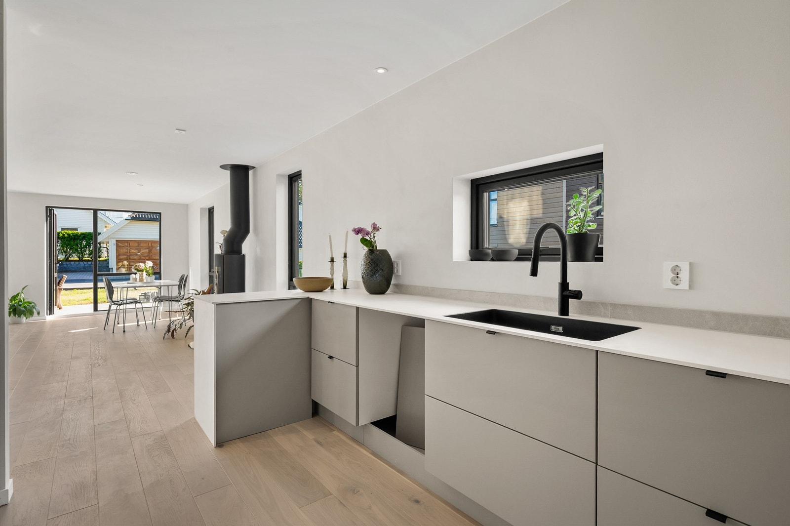 Benkeplate i kompositt med underlimt sort servant. Galleribilde