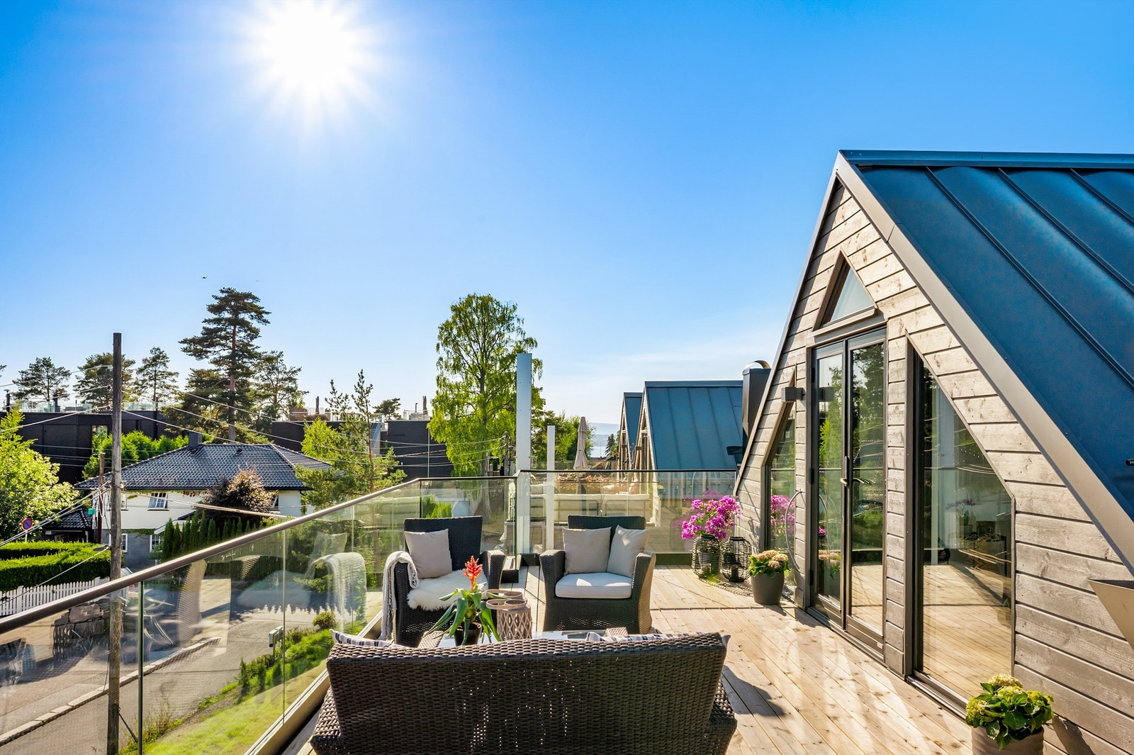 Stor takterrasse med mye sol og flott utsyn samt fjordgløtt. Galleribilde