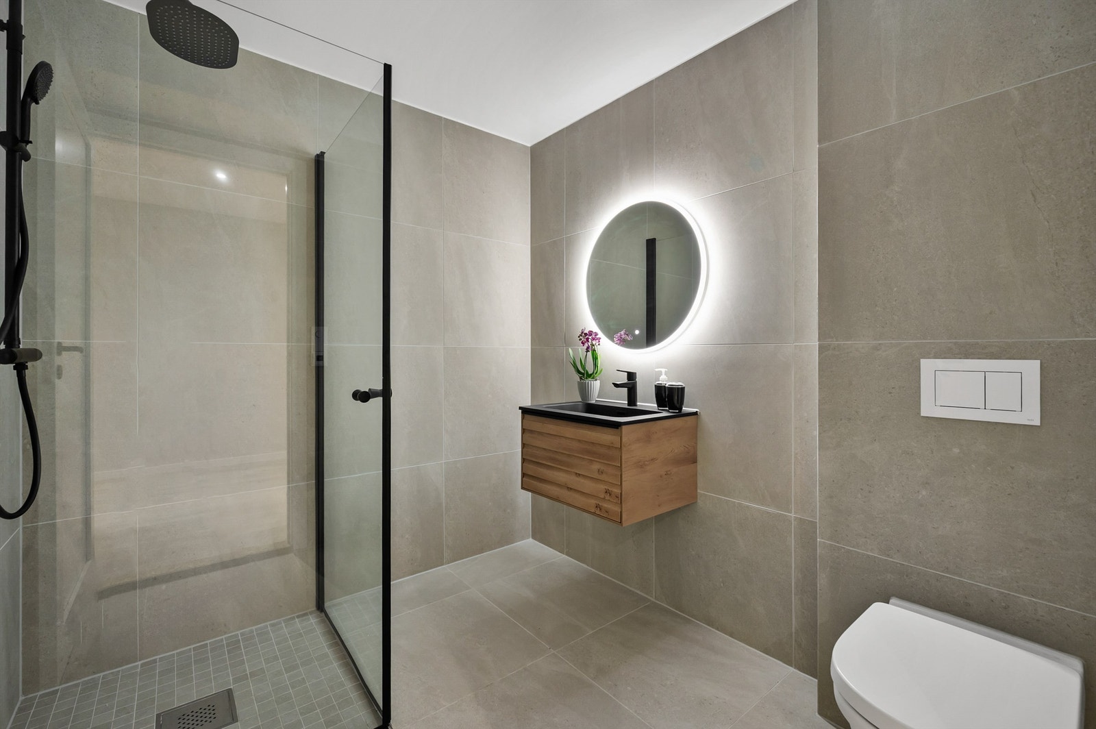 Lekkert baderom i del av underetasje med egen inngang. Galleribilde