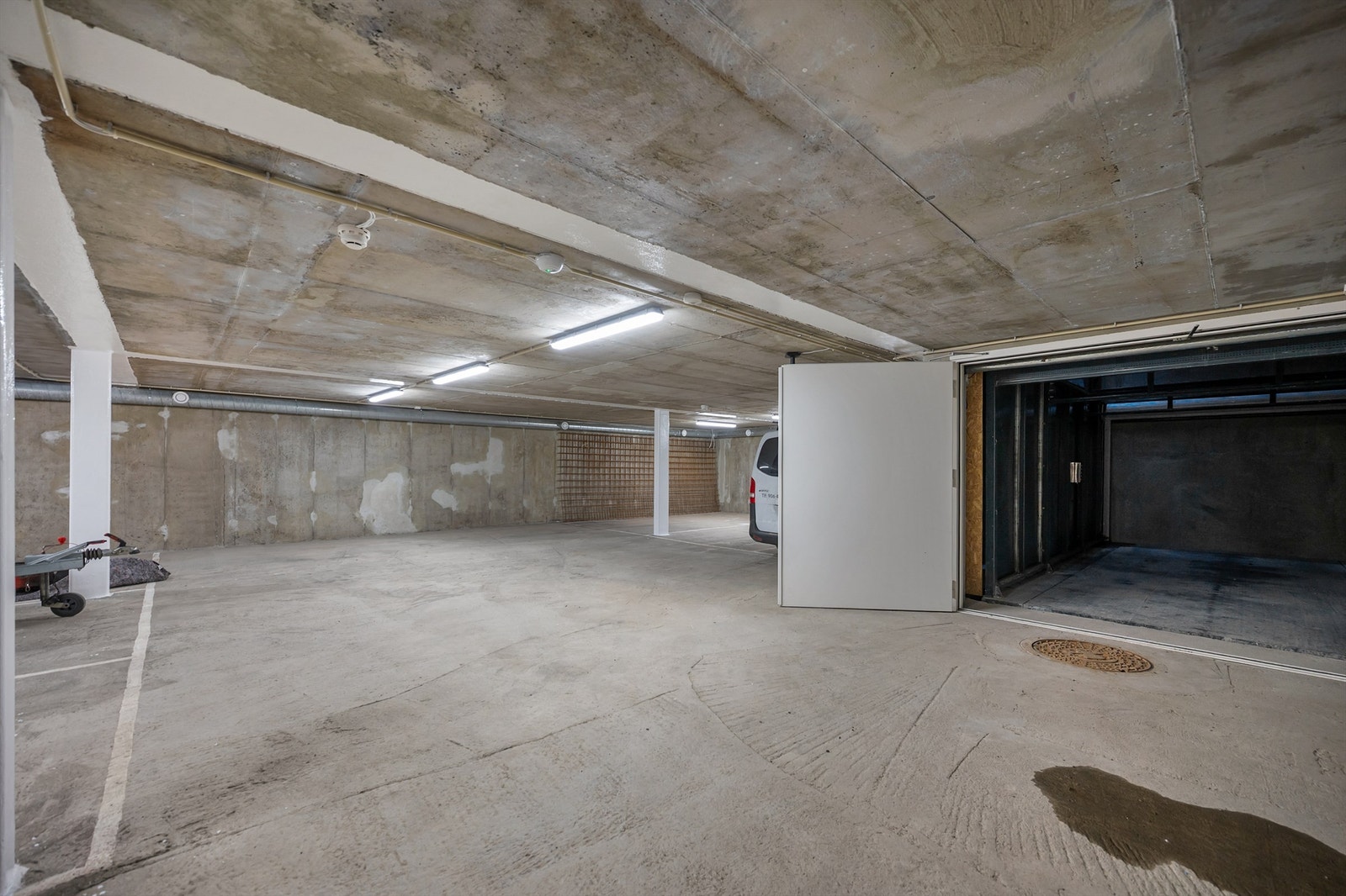 1 garasjeplass med el-bil lader i felles garasjeanlegg. Galleribilde