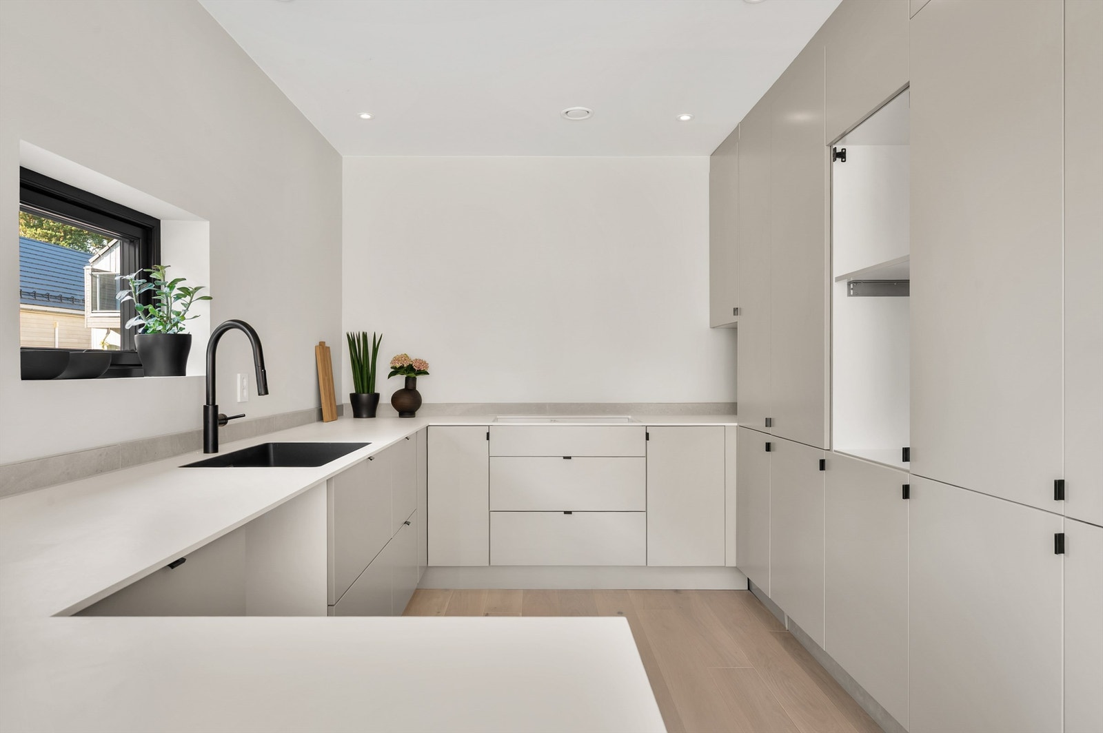 Lekkert, moderne kjøkken i 1. etasje levert av Fossline. Galleribilde