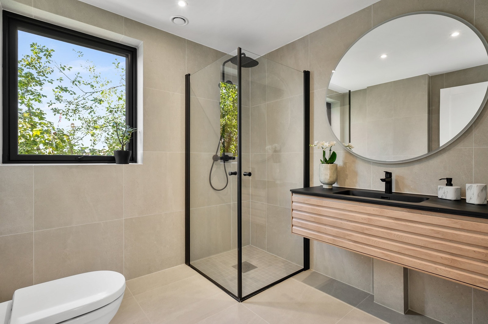 Lekkert baderom i 2. etasje. Galleribilde