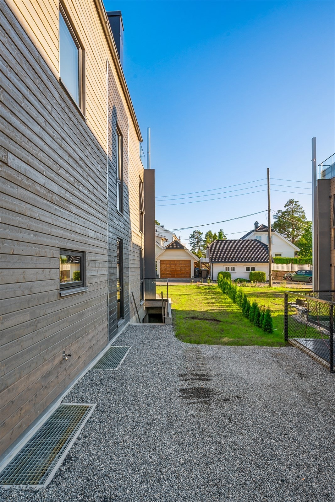 Biloppstillingsplass tilhørende boligen. Galleribilde