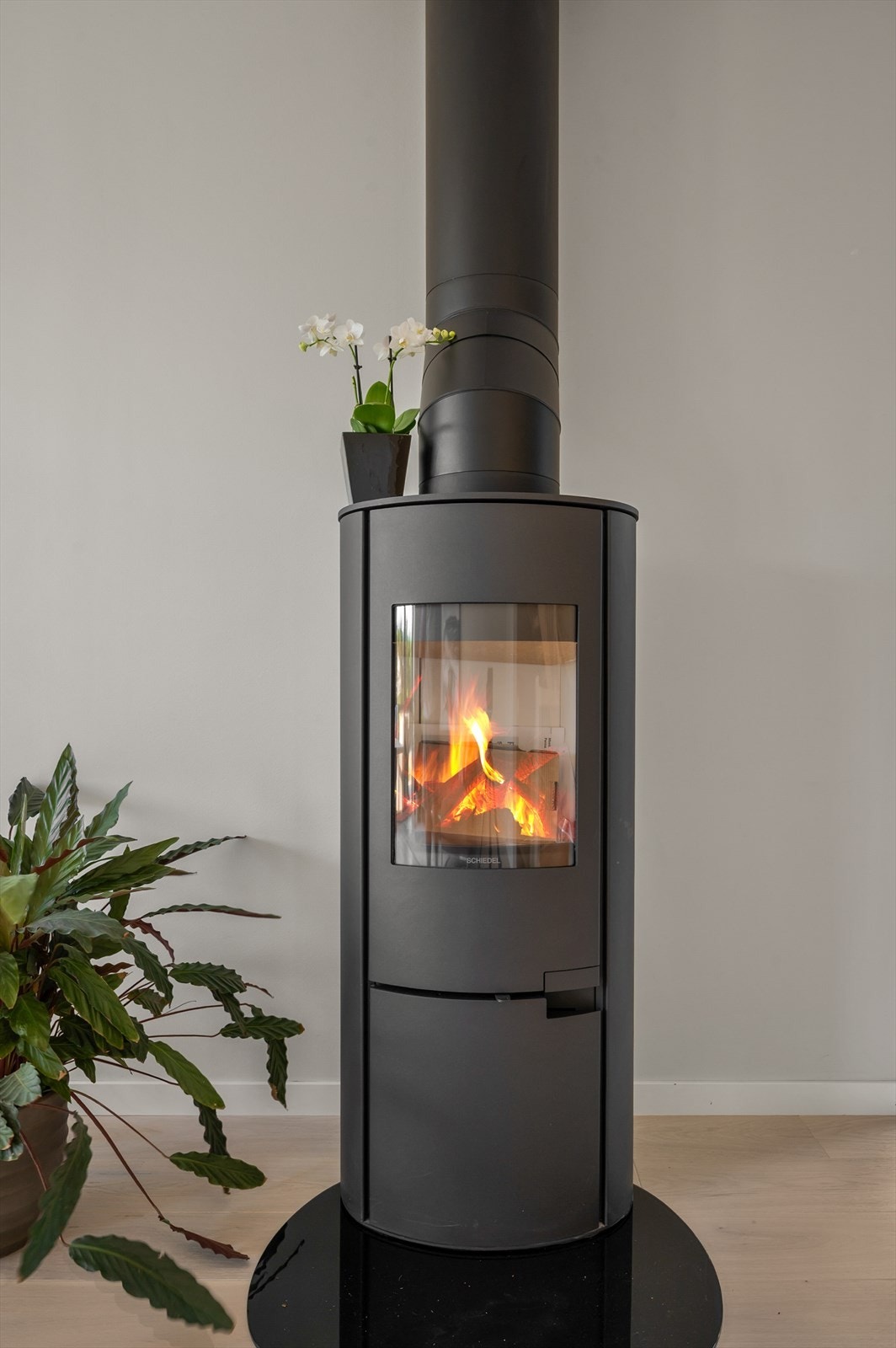 Moderne, rentbrennende peisovn - perfekt på kalde høst- og vinterkvelder. Galleribilde