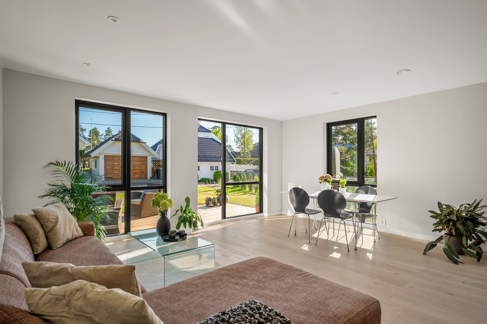 Store vindusflater gir mye naturlig lys i stuen og spisestuen i 1. etasje. Galleribilde