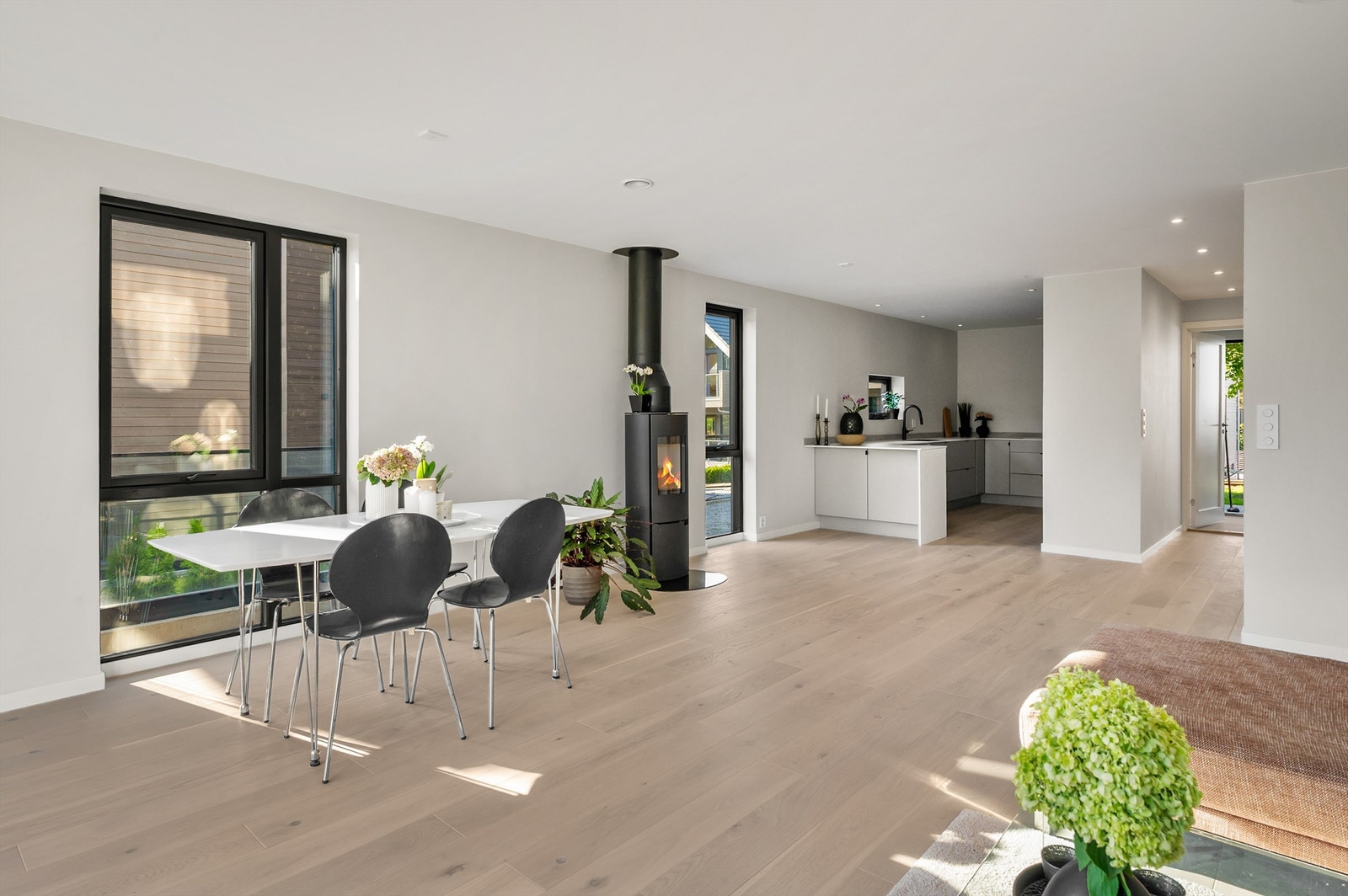 Spisestue mot kjøkken i 1. etasje. Galleribilde