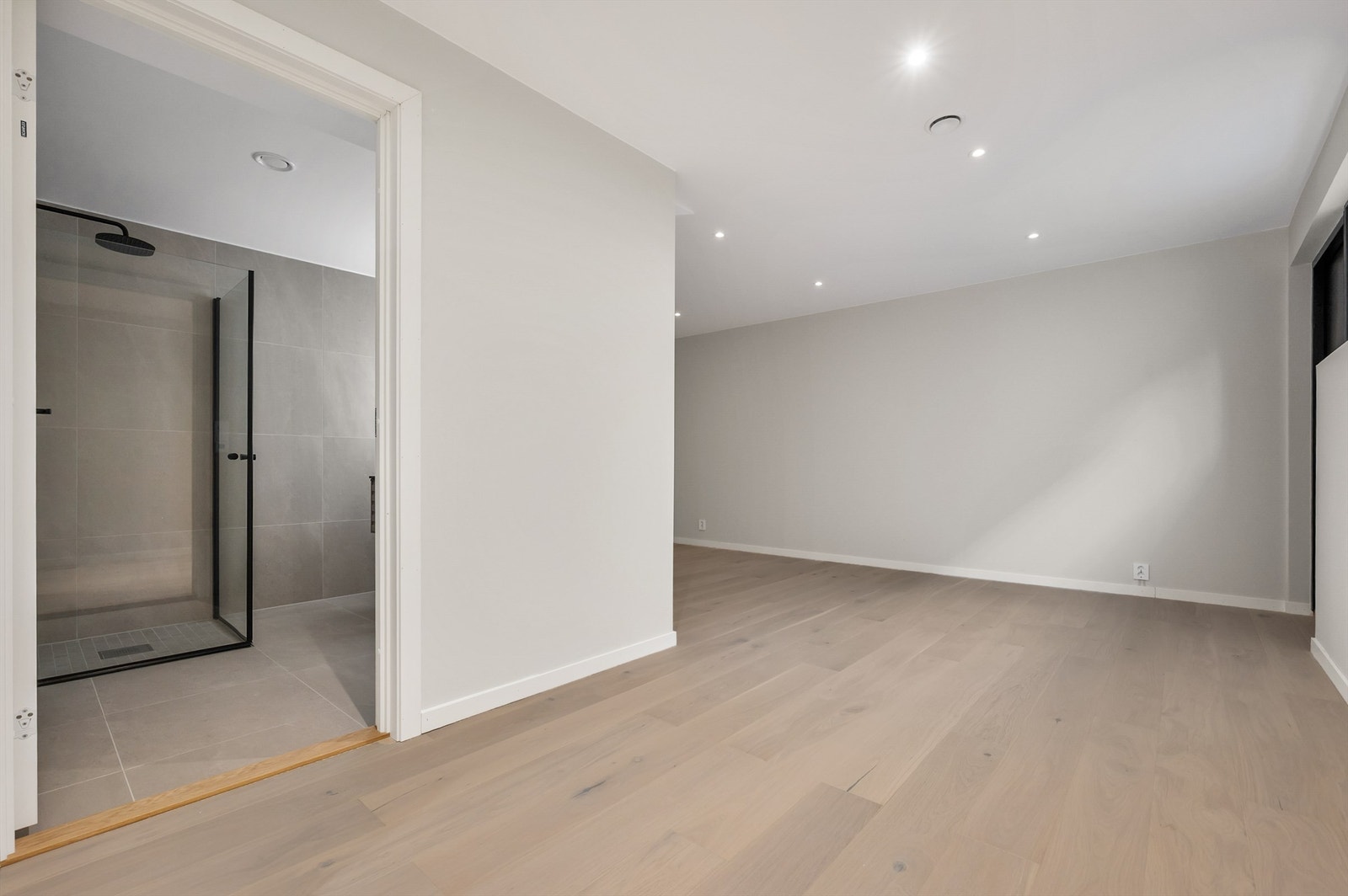 Del av underetasje med egen inngang. Galleribilde