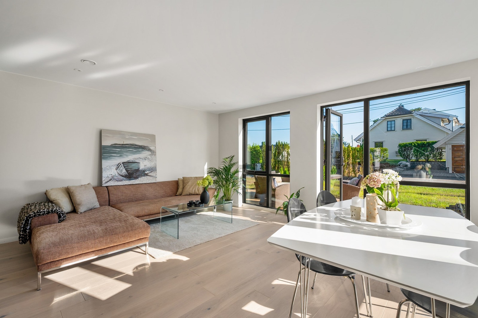 Fra stuen og spisestuen er det utgang til den solrike markterrassen og hagen. Galleribilde