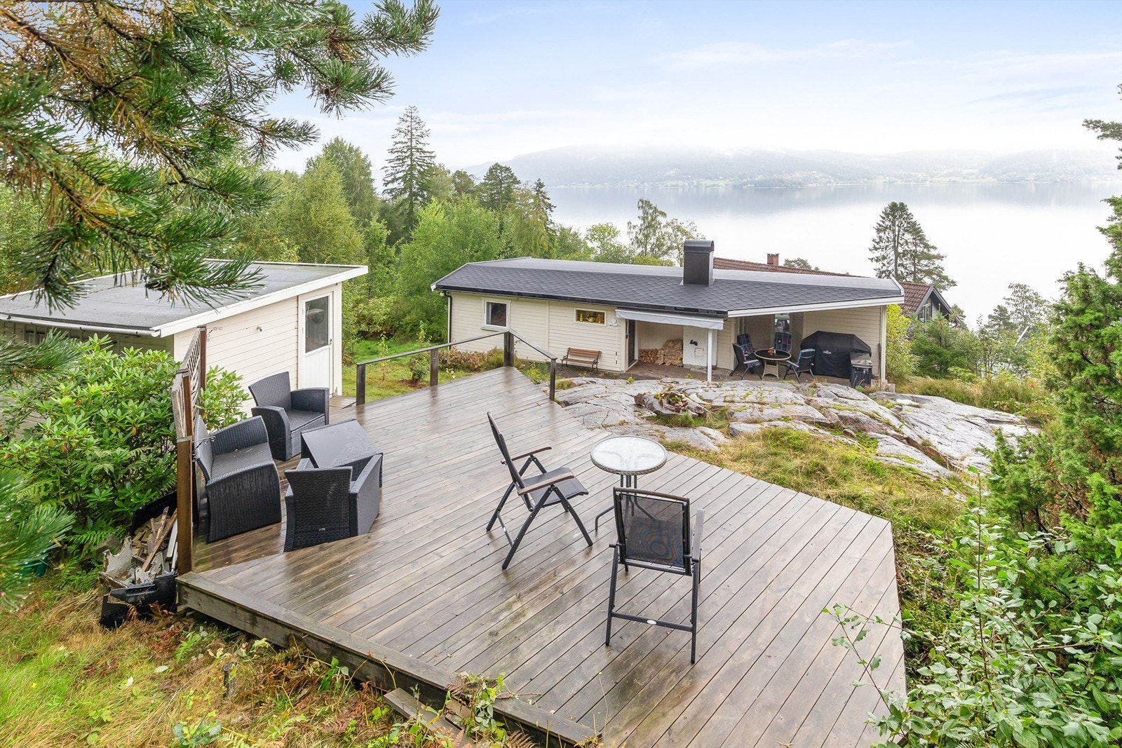 Eiendommen er plassert øverst på feltet på oversiden av Svelvikveien ved Drammensfjorden. Foto: Trond Reder Galleribilde