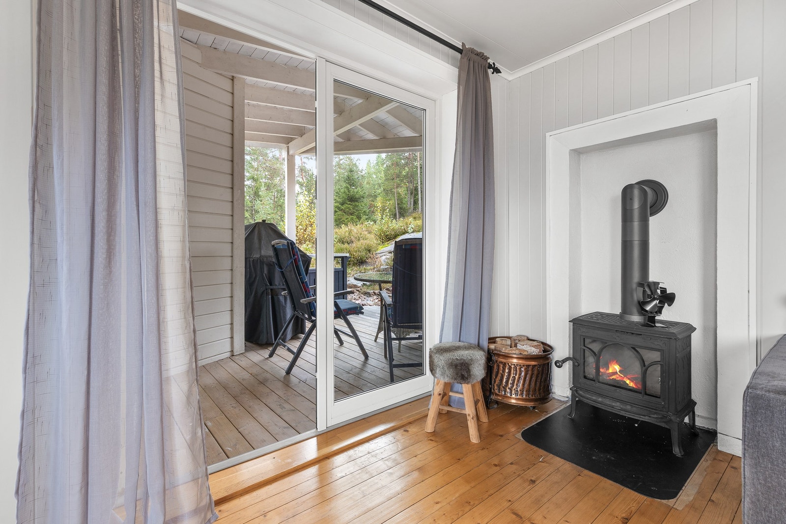 Frittstående peisovn med plate på gulv Galleribilde