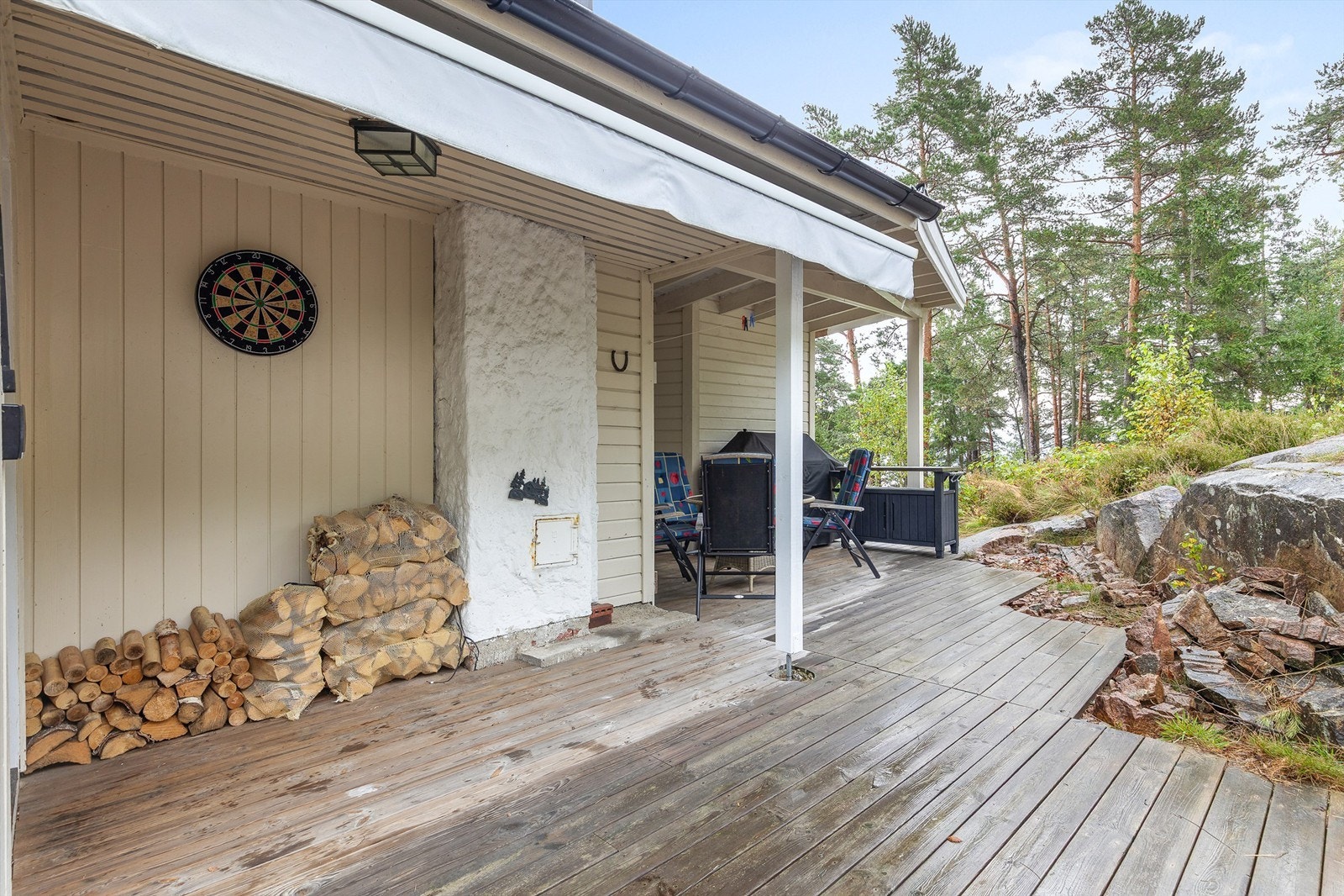 Delvis overbygget sydvestvendt platting fra 2018 på ca. 26 kvm med markise Galleribilde