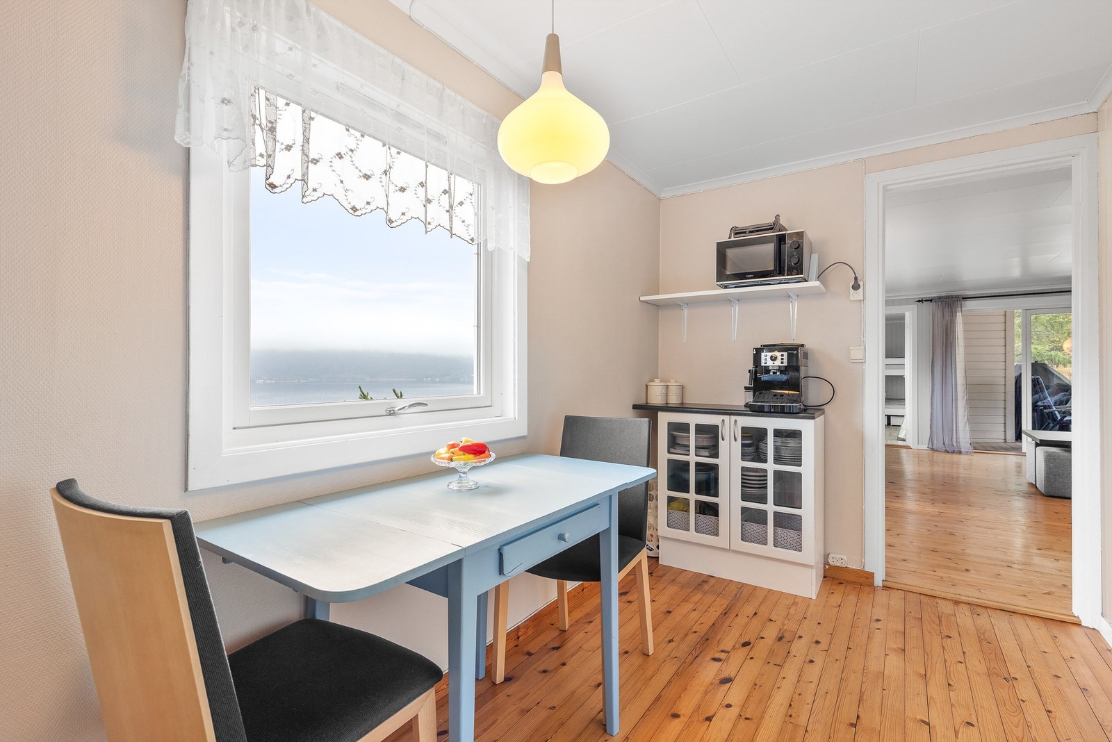 Mulighet for spiseplass ved vindu på kjøkkenet Galleribilde