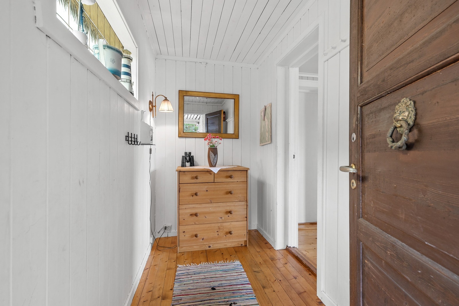 Entré med gulvbord av heltre, malt panel på vegger og malt panel i himling Galleribilde