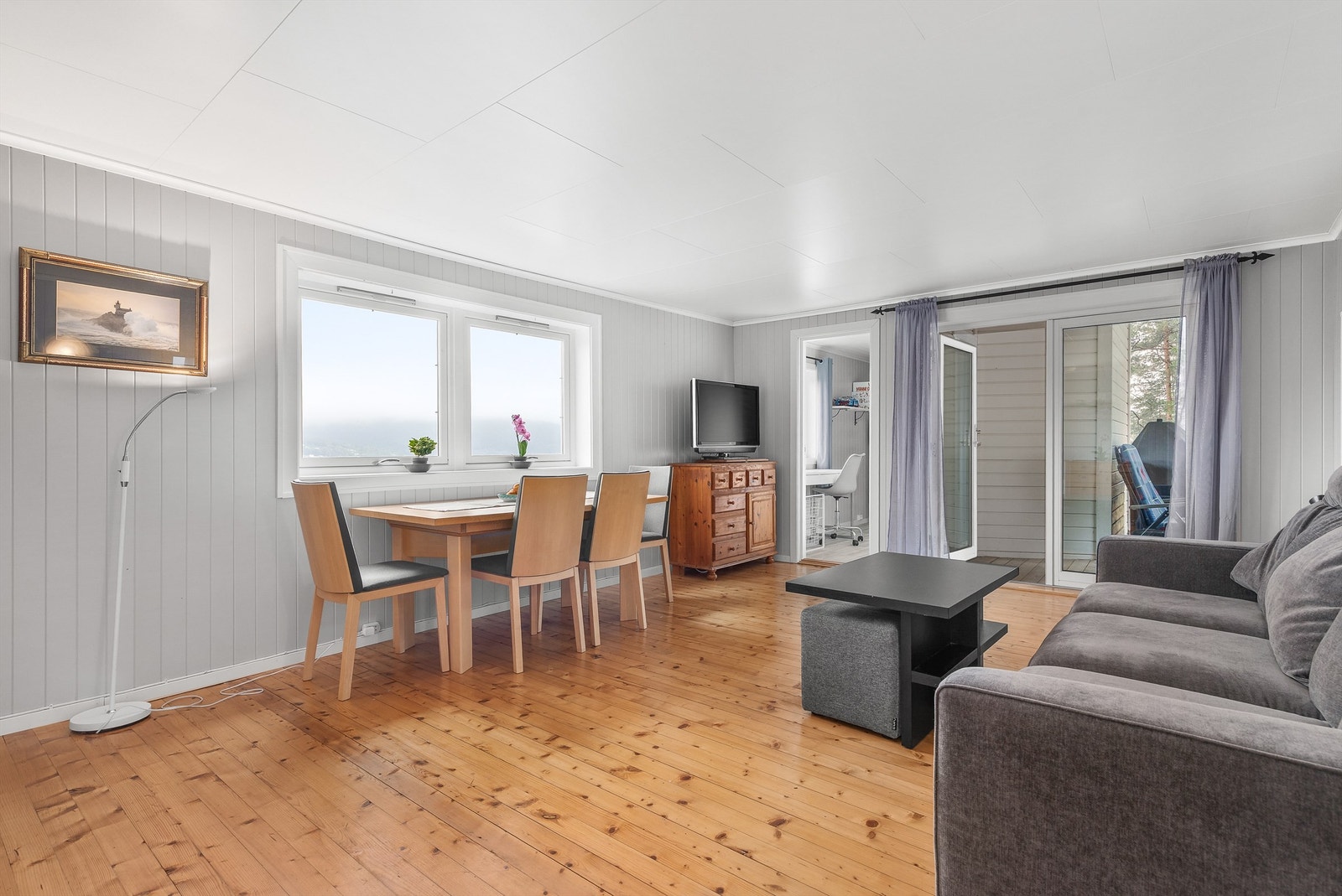 Stue med sofaområde og spiseplass Galleribilde