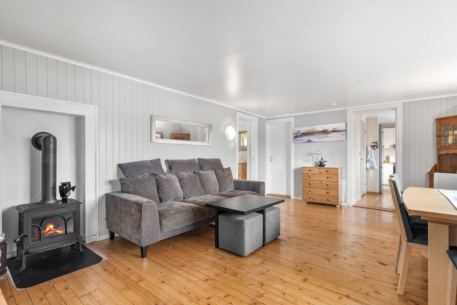 Gulvbord av heltre, malt panel på vegger og folierte plater i himling Galleribilde