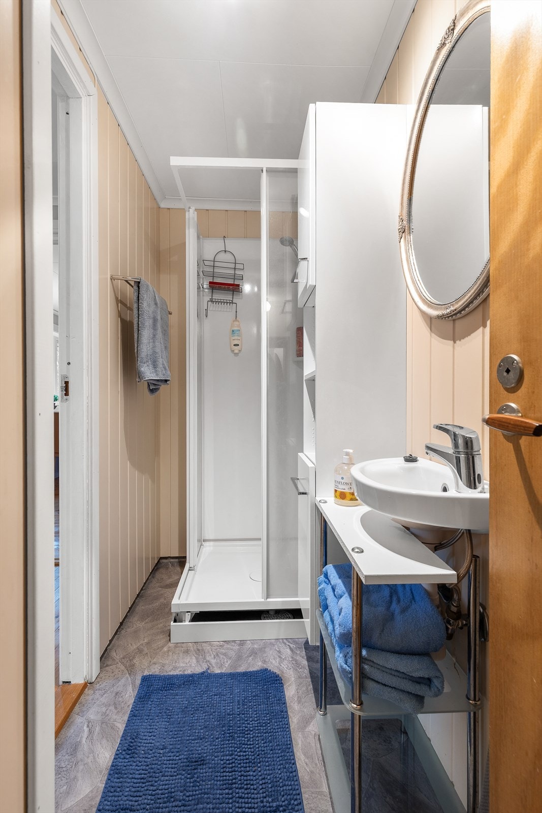 Bad med belegg på gulv, panelplater på vegger og folierte plater i himling Galleribilde