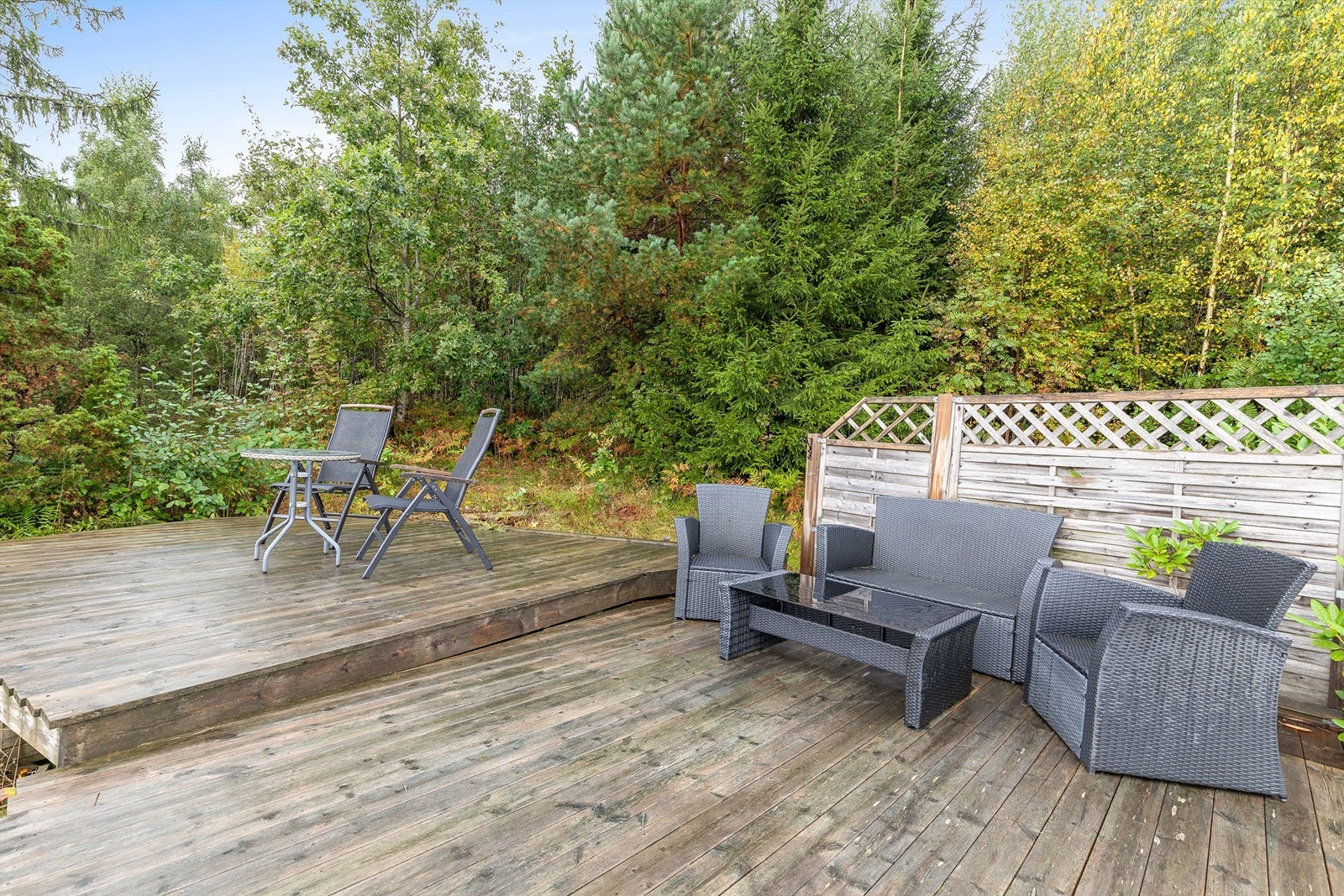 Frittliggende platting på ca. 25 kvm med levegg Galleribilde