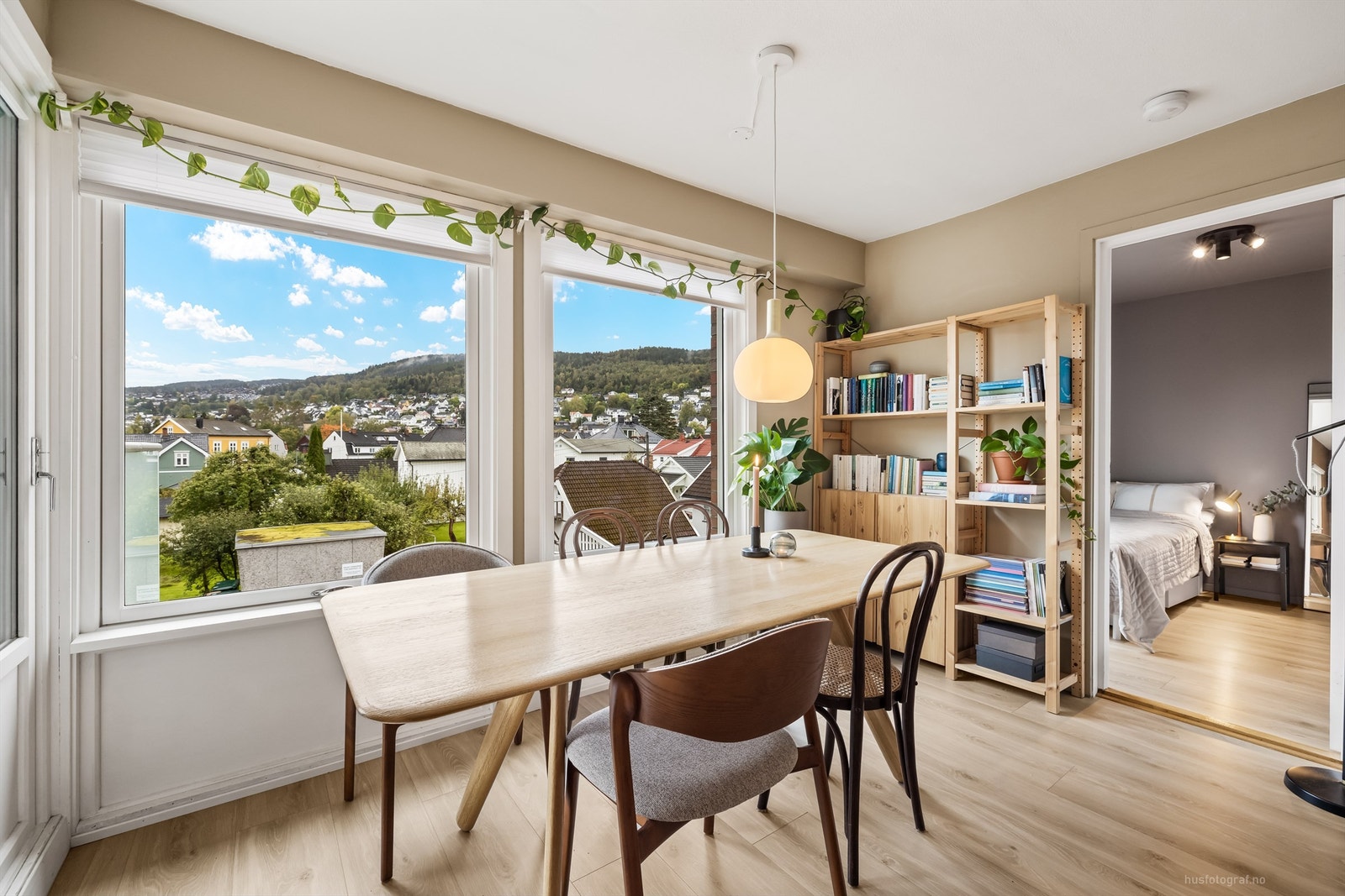 Store vindusflater som gir mye naturlig lysinnslipp Galleribilde