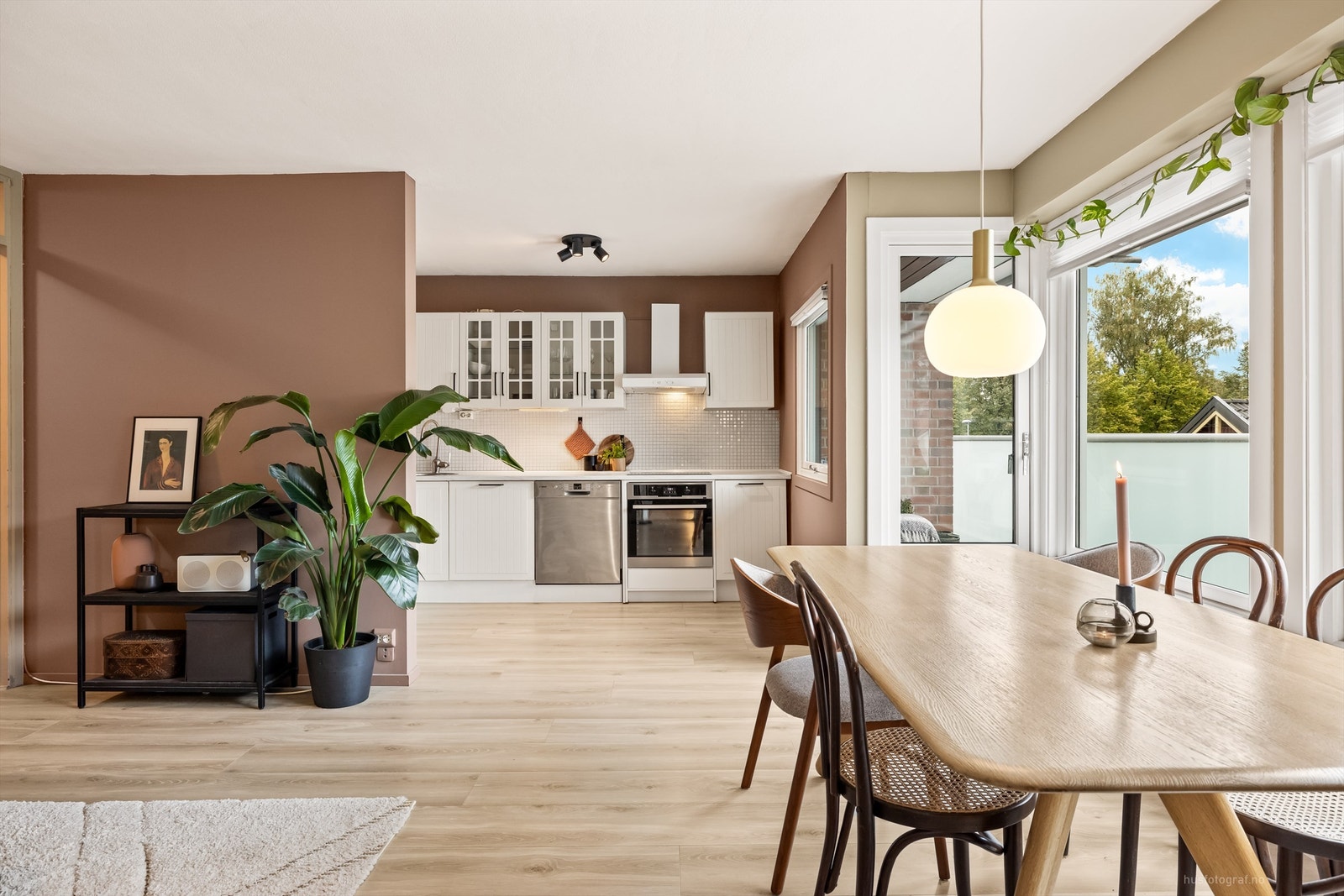 Åpen løsning mellom stue og kjøkken Galleribilde