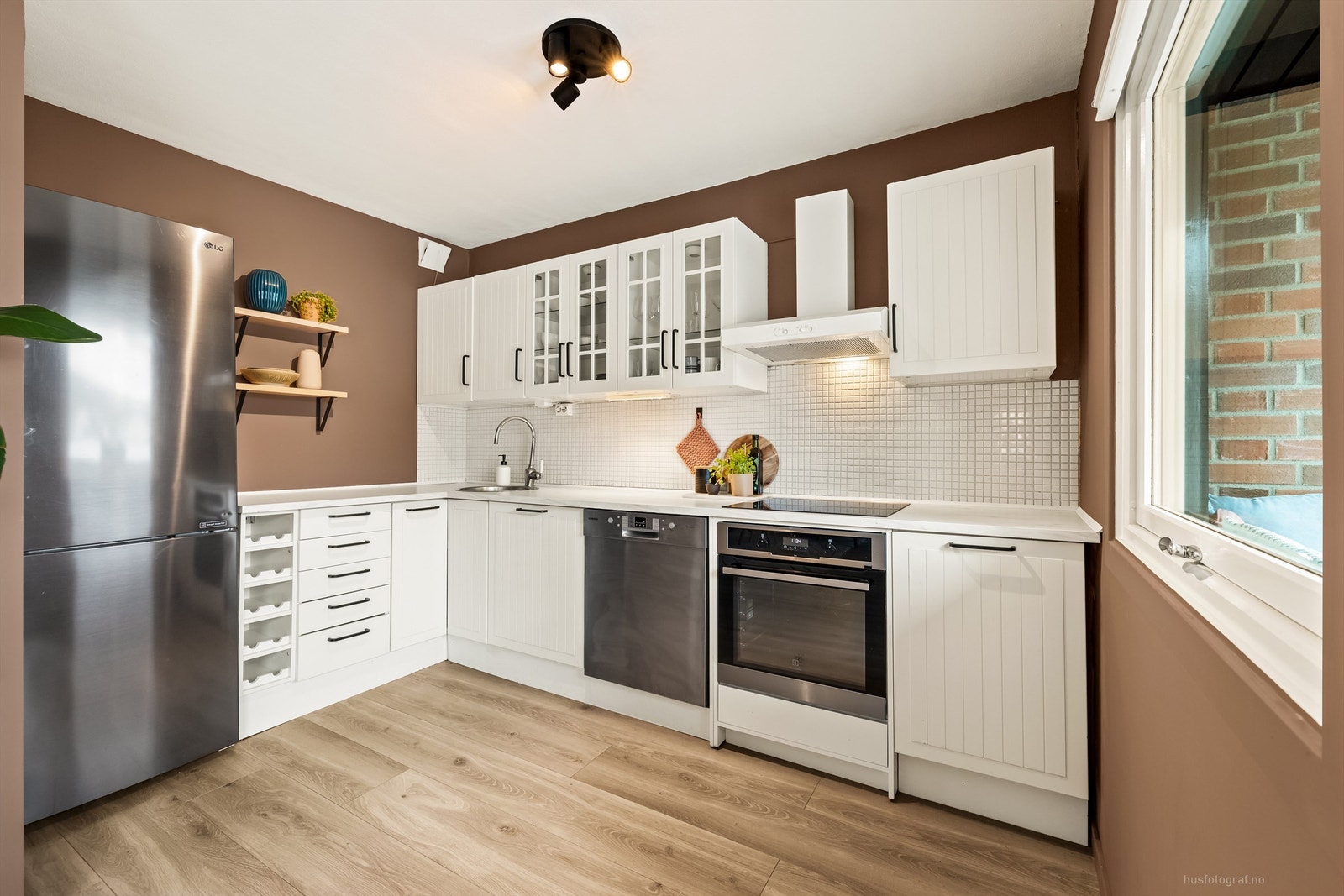 Lys kjøkkeninnredning med profilerte fronter Galleribilde