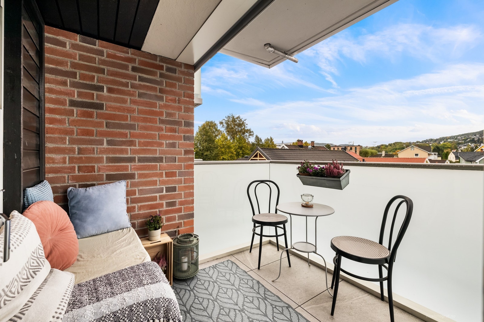 Plass til spisebord eller sittegruppe på balkongen Galleribilde