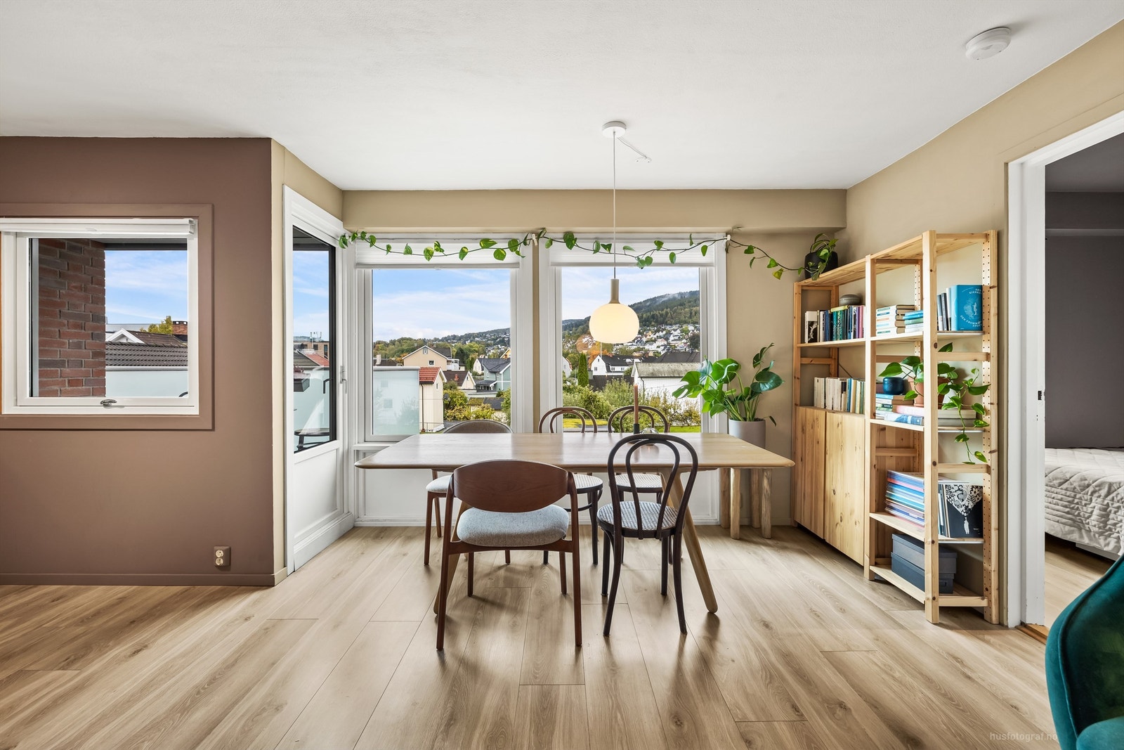 Utgang fra stue til sydvendt overbygget balkong på ca. 5 kvm Galleribilde