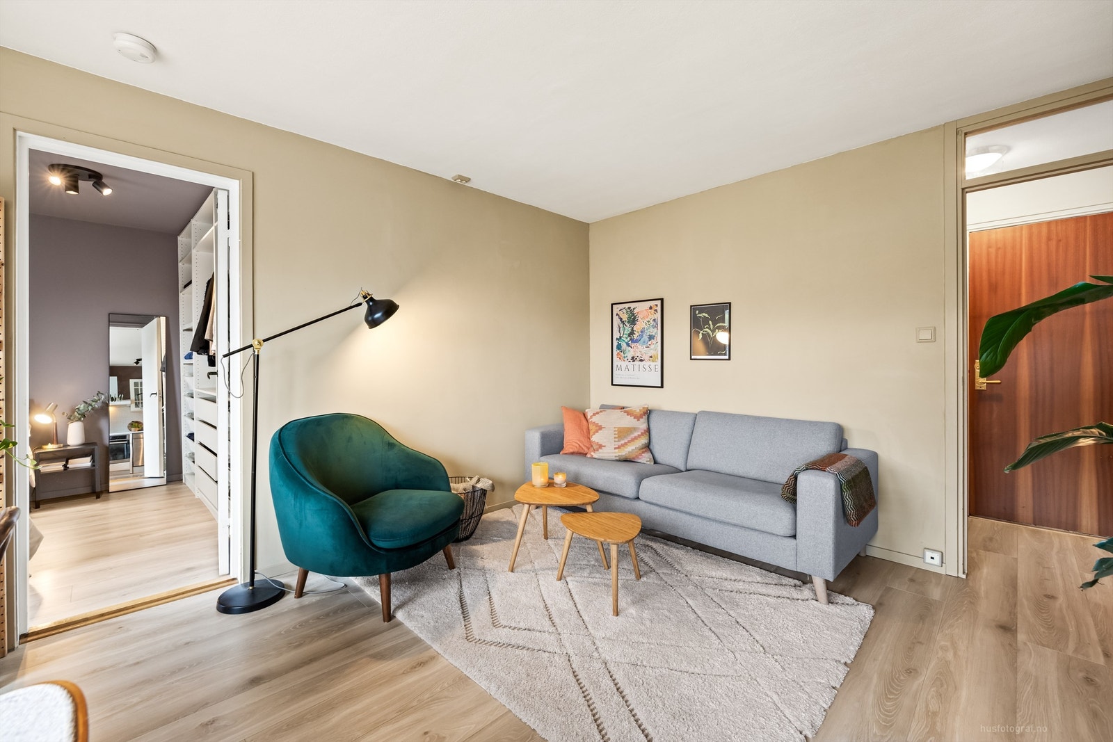 Koselig stue med ulike møbleringsmuligheter Galleribilde