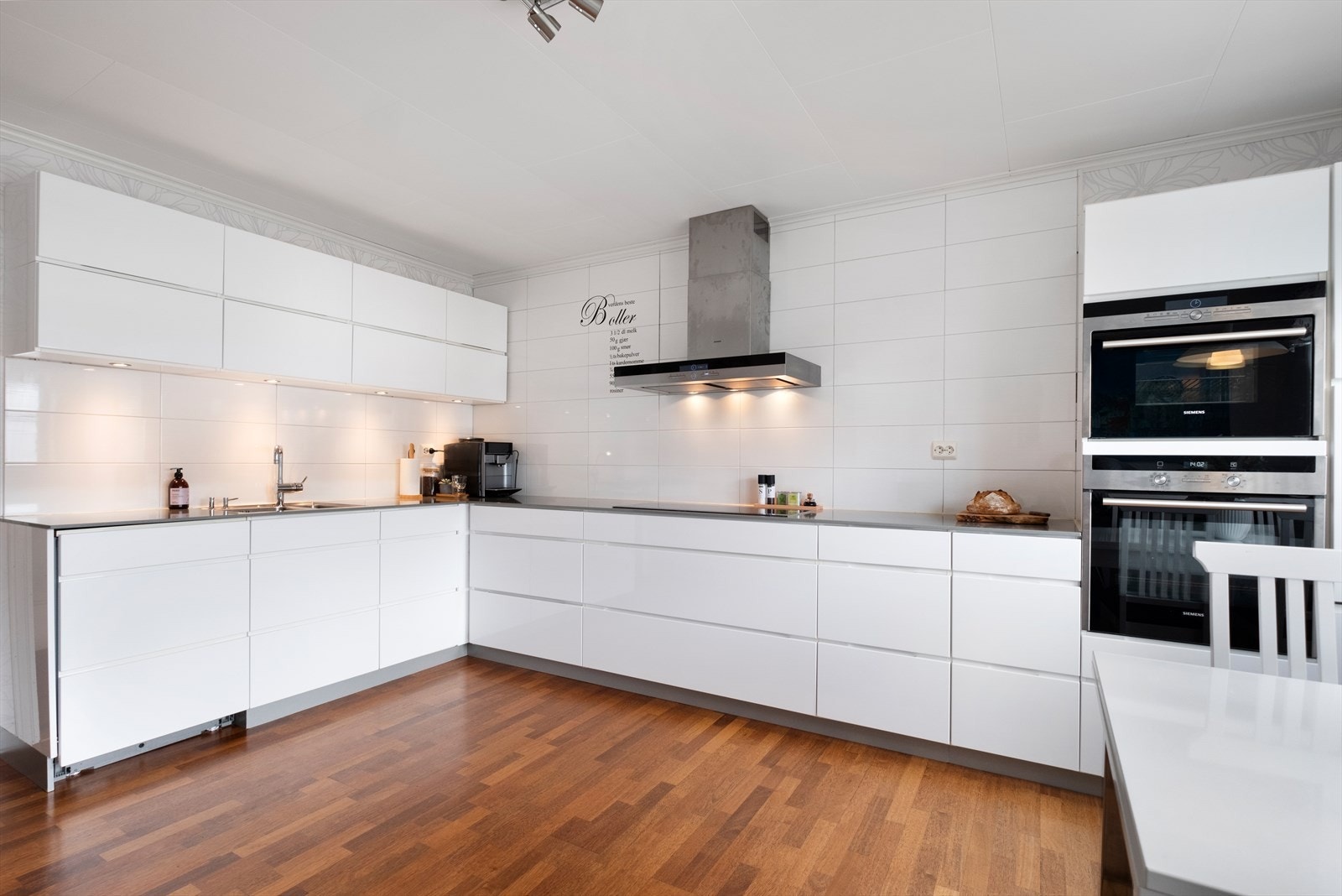 Romslig innredning hvor her er godt med oppbevaring- og benkeplass Galleribilde