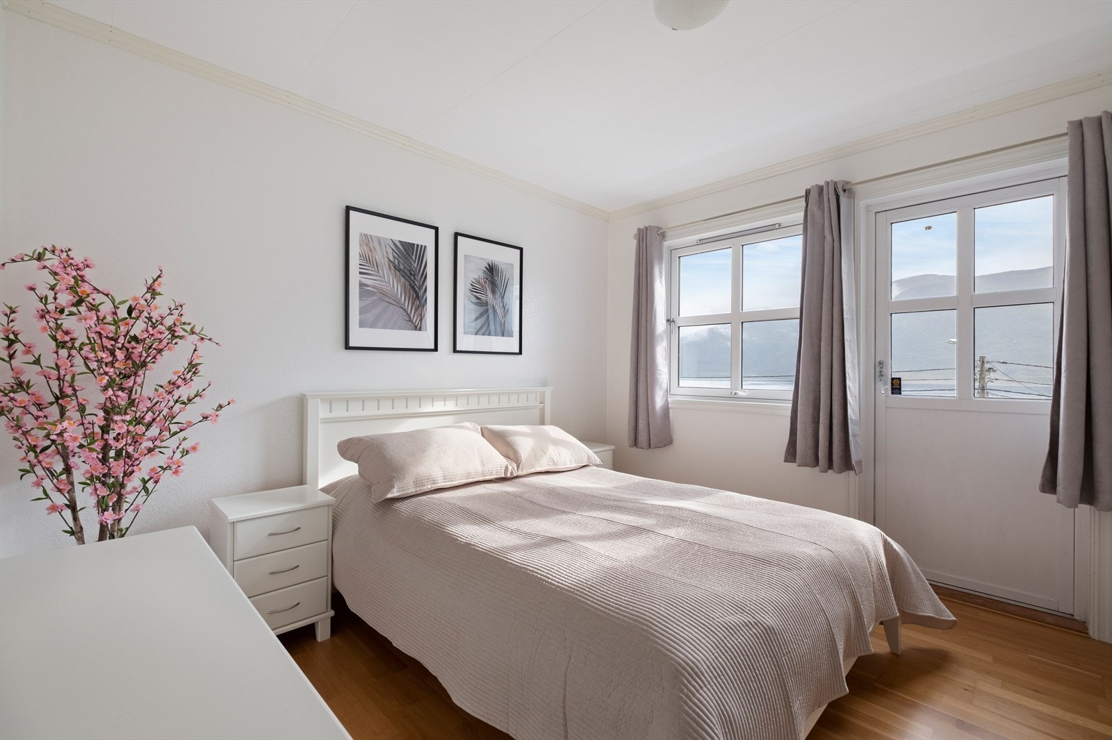 Det er 2 soverom i denne etasjen - her fra hovedsoverom Galleribilde