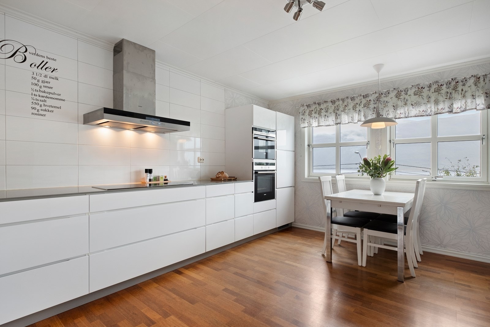 Det er plass til frokostbord på kjøkkenet Galleribilde