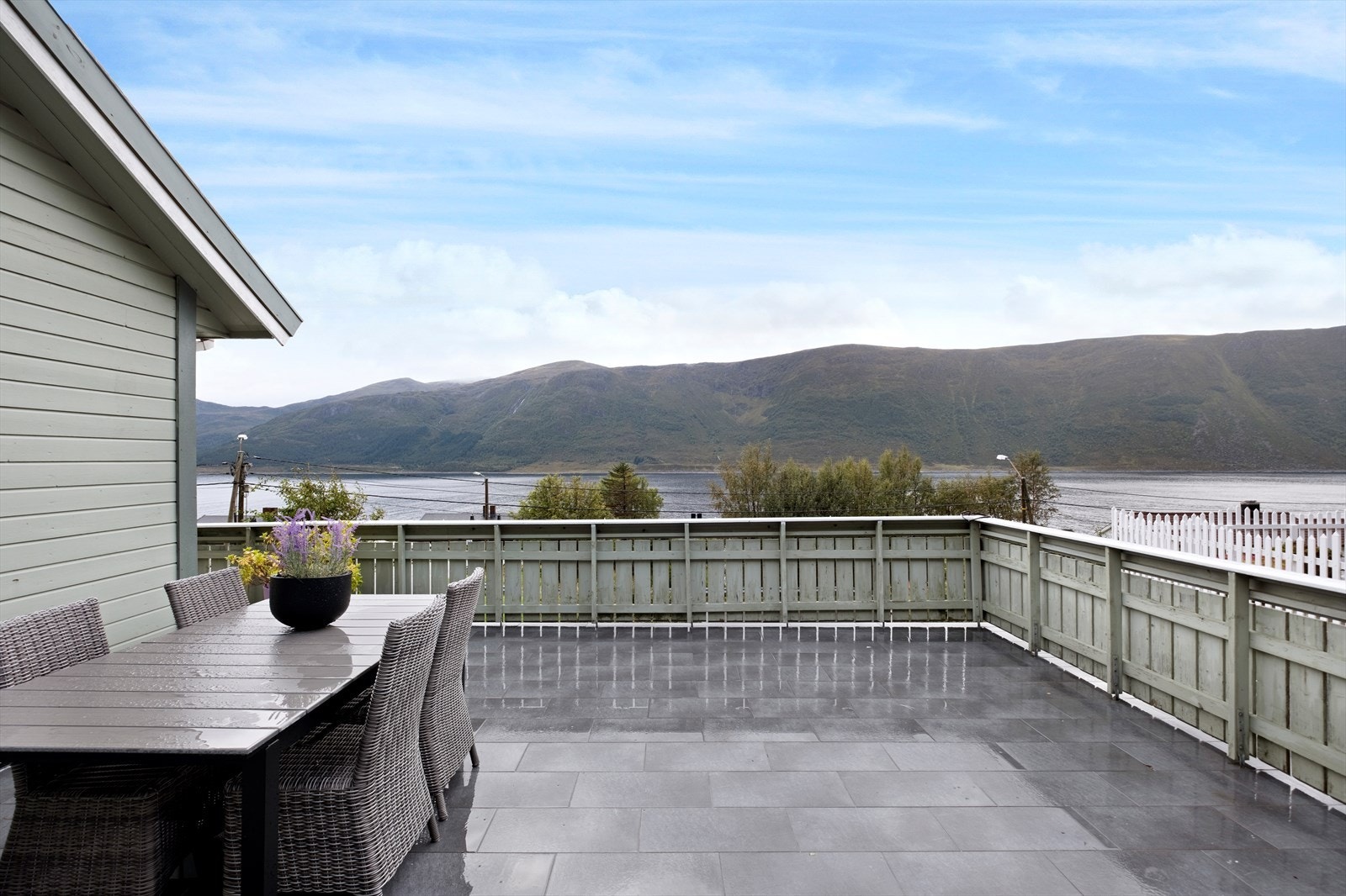 Nydelig utsikt fra terrassen - her har man full kontroll på cruisebåt-trafikken på Hessafjorden Galleribilde