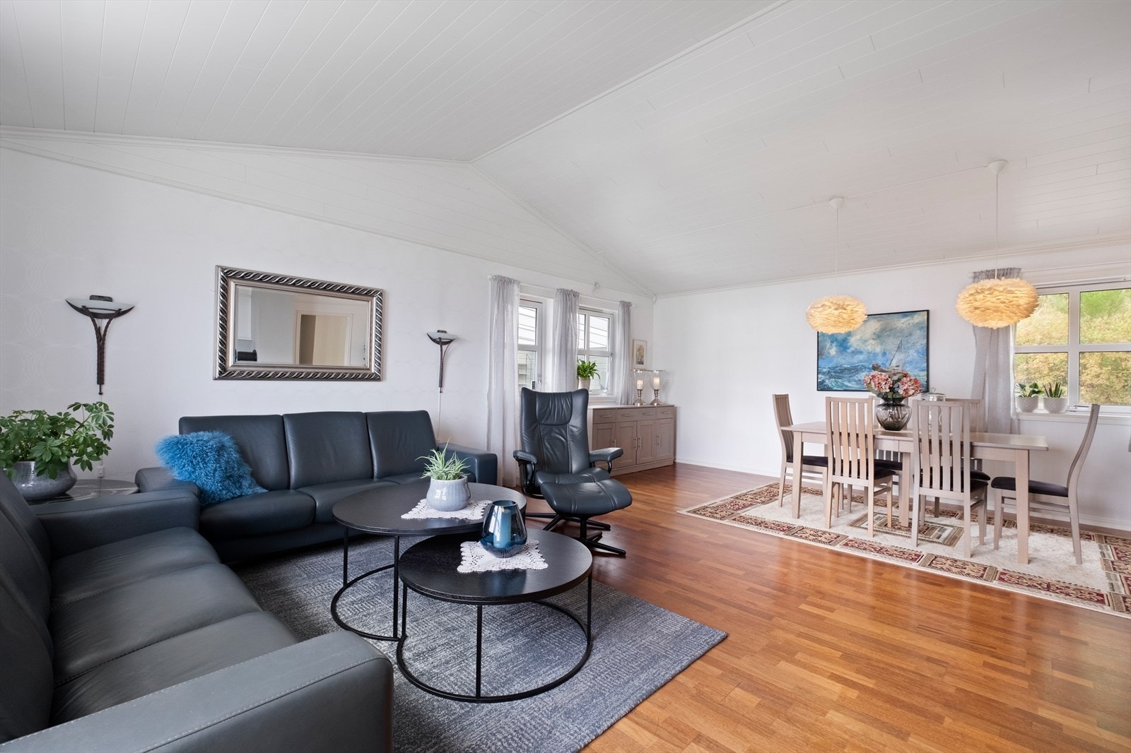 Det er god plass til spisemøblement på stue Galleribilde