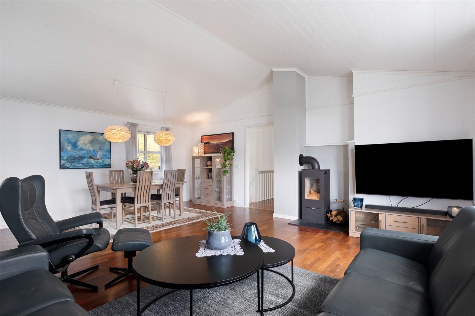 Stuen har gavlet tak noe som gir god takhøyde og mye volum i rommet Galleribilde