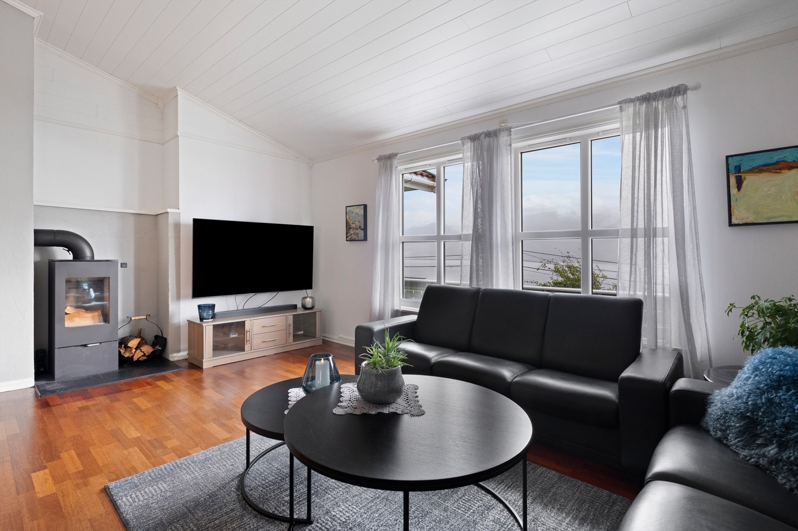 Stuen har store vinduer mot syd som gir gode lysforhold Galleribilde