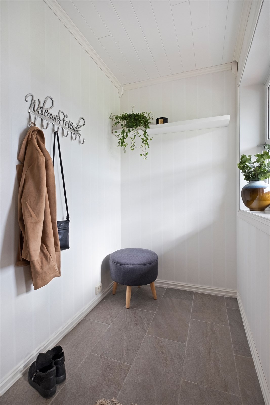 God plass til klesoppheng i entrèen Galleribilde