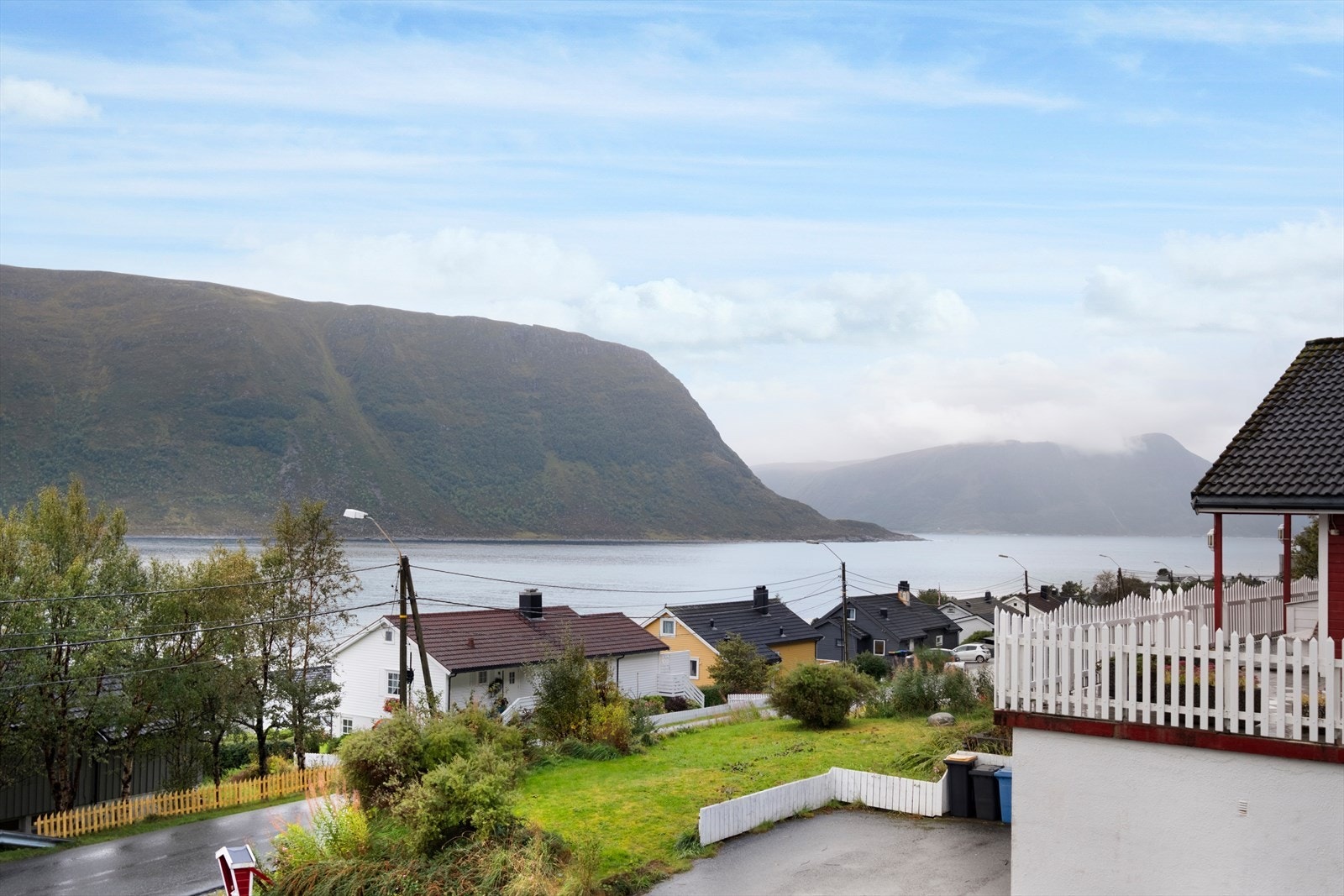 Boligen har sydvendt orientering og nydelig utsikt mot Hessafjorden Galleribilde