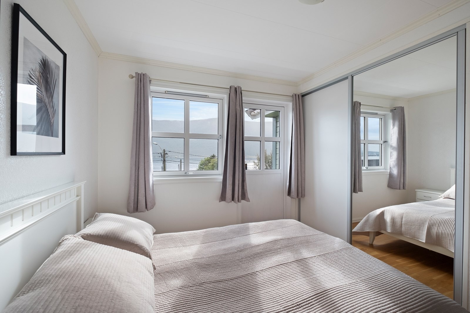 Her er godt med skap-plass i form av skyvedørsgarderobe og utgang til en liten luftebalkong Galleribilde