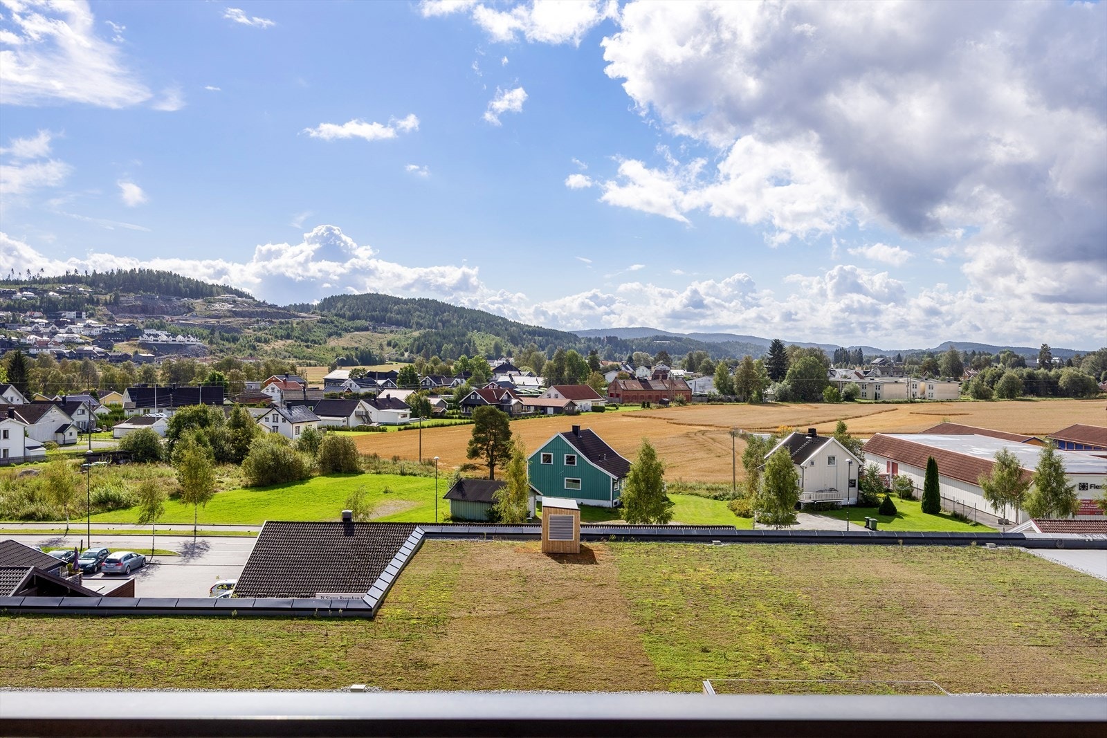 Balkongen er sydvendt og har flott, langstrakt utsikt Galleribilde