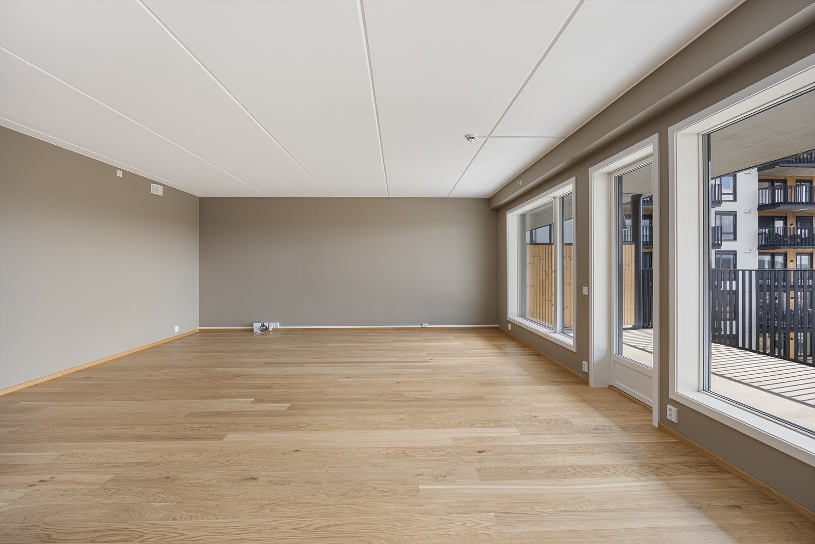 Rommets gode størrelse gir plass til en stor sittegruppe Galleribilde