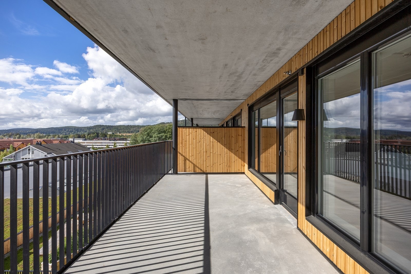 Fra stuen er det utgang til en romslig balkong på ca. 24 kvm Galleribilde