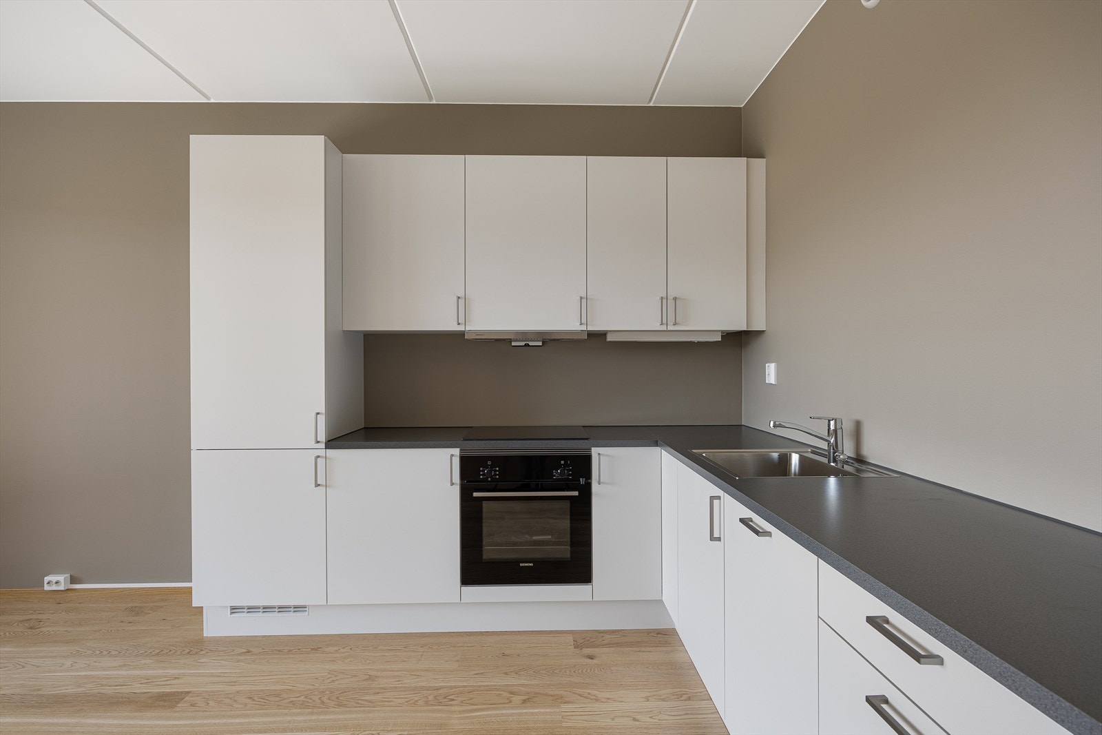 Kjøkkeninnredningen er i en praktisk L-form fra kvalitetsleverandøren Sigdal Galleribilde