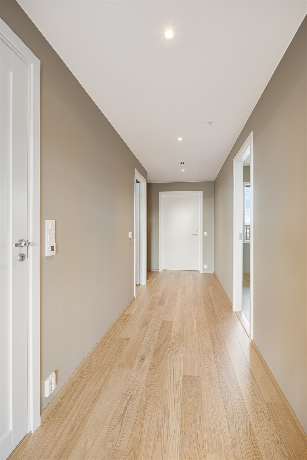 Entreen gir et godt førsteinntrykk med enstavs parkettgulv og downlights i himlingen Galleribilde