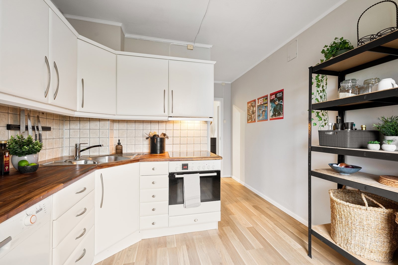 Pent og praktisk kjøkken med god skal og benkeplass Galleribilde