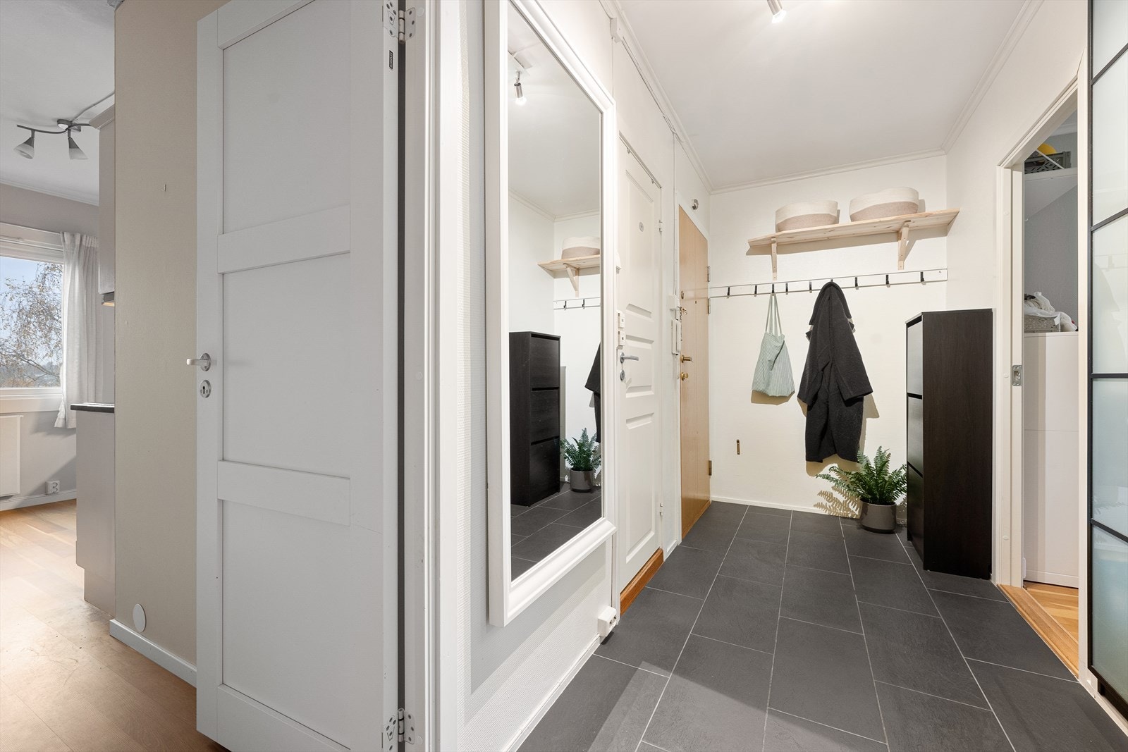 Her får man en ryddig og praktisk inngang med god plass til yttertøy og sko Galleribilde