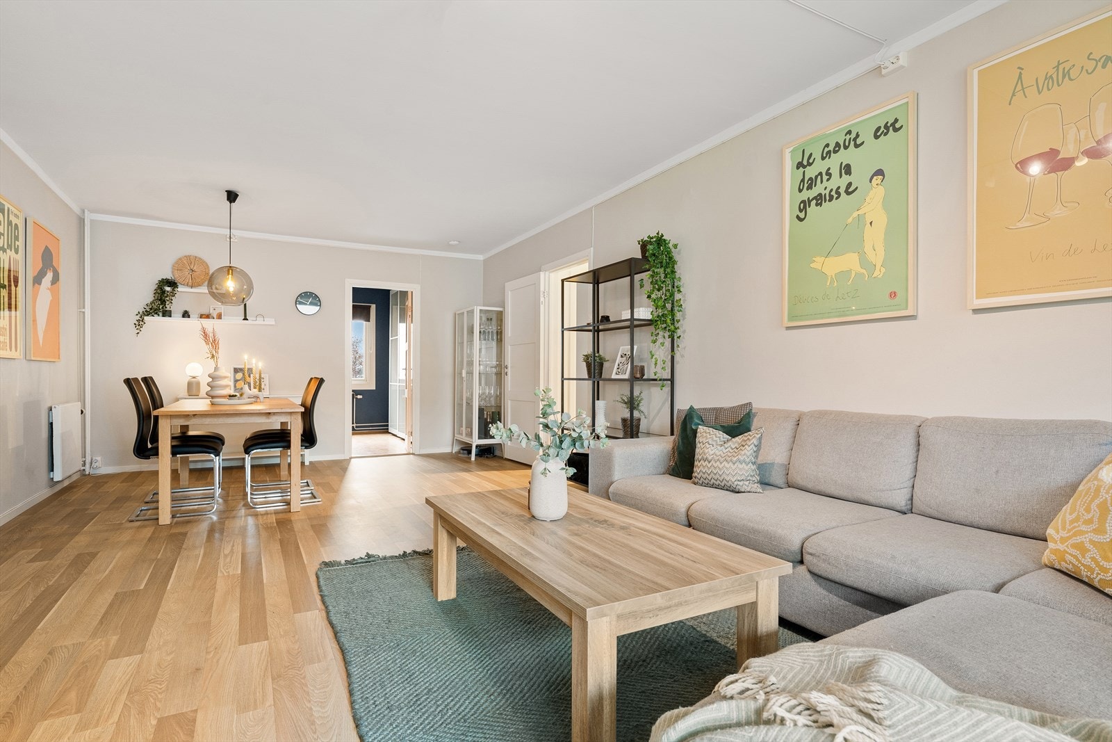 Stuen gir god plass til både sofagruppe og spisebord Galleribilde