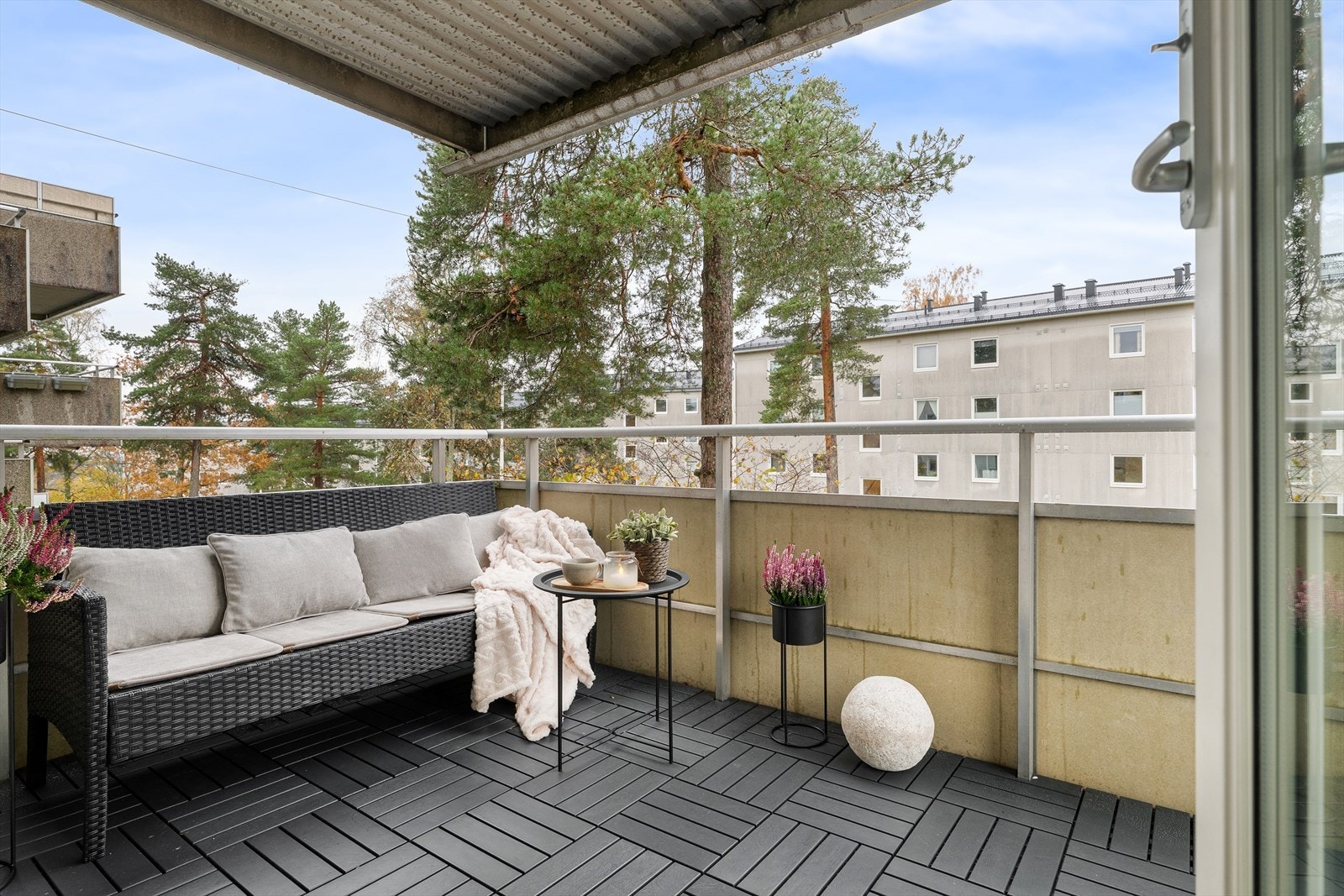 Her har du god plass til å innrede med det du måtte ønske av utemøblement Galleribilde