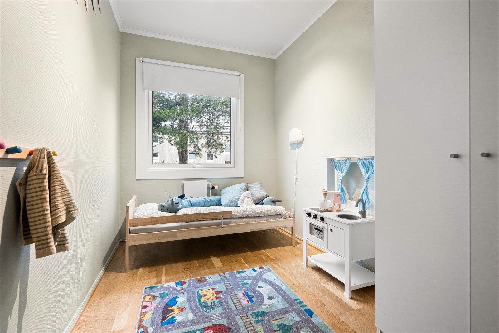 Leiligheten har tre gode soverom av varierende størrelse, perfekt for barnefamilien, gjester eller hjemmekontor Galleribilde