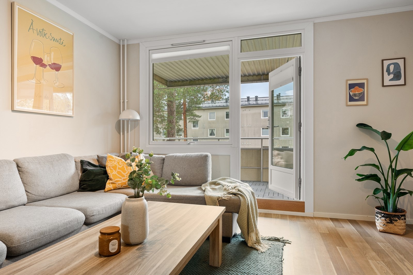 Fra stuen er det utgang til en solrik terrasse med hyggelig utsyn mot grønne områder Galleribilde