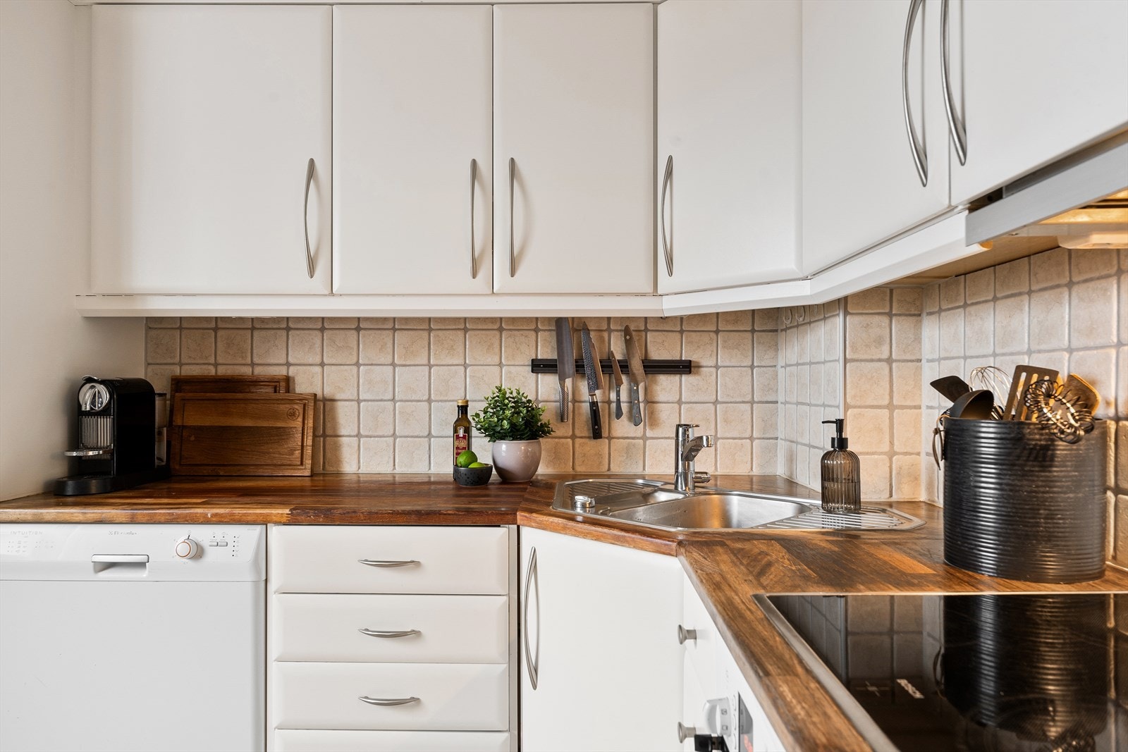 Kjøkkenet har gode arbeidsflater og rikelig med skapplass Galleribilde